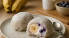 火を使わずに作れる、ライスペーパーの簡単フルーツ大福｜バナナ×ギリシャヨーグルト