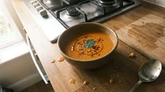 赤レンズ豆でとろっと濃厚：クミンとドライミント香るポタージュ風スープ