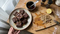 ふわふわに焼いて、じゅわっと染み込む。くるみ香るギリシャ菓子「カリドピタ」