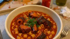 鍋ひとつでソースが染みる：タコのトマト煮込みパスタ（コフト・マカロナキ風）