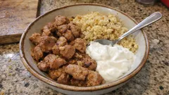 豚肉のうま味をブルグルにしみ込ませる、コス島風の素朴なひと鍋レシピ