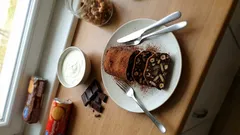 冷やして固めるだけ：砂糖不使用のチョコサラミ（コルモス）をヨーグルトで軽やかに